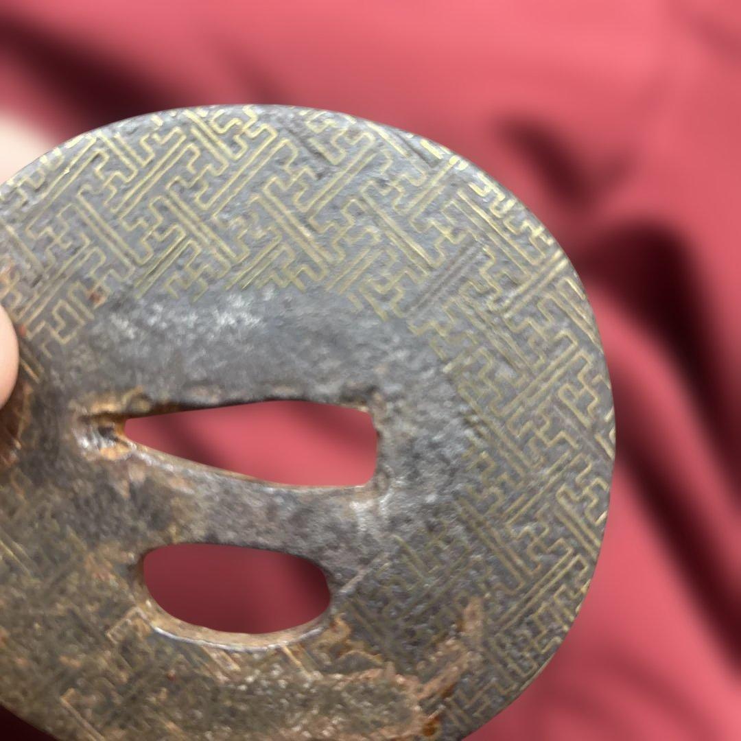 日本刀 鍔（つば） 鉄地 金象嵌 紗綾形文様 時代物 140g