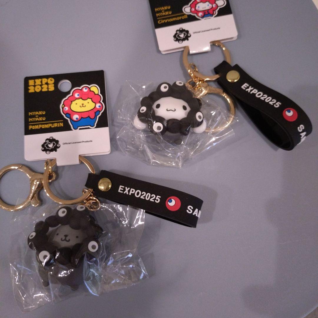 ポムポムプリン　シナモロール　 EXPO2025 黒アクリルキーホルダー