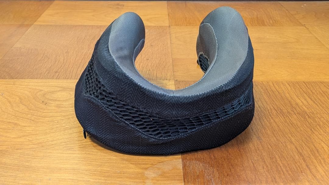 ネックピロー Cabeau Evolution Cool neck pillow