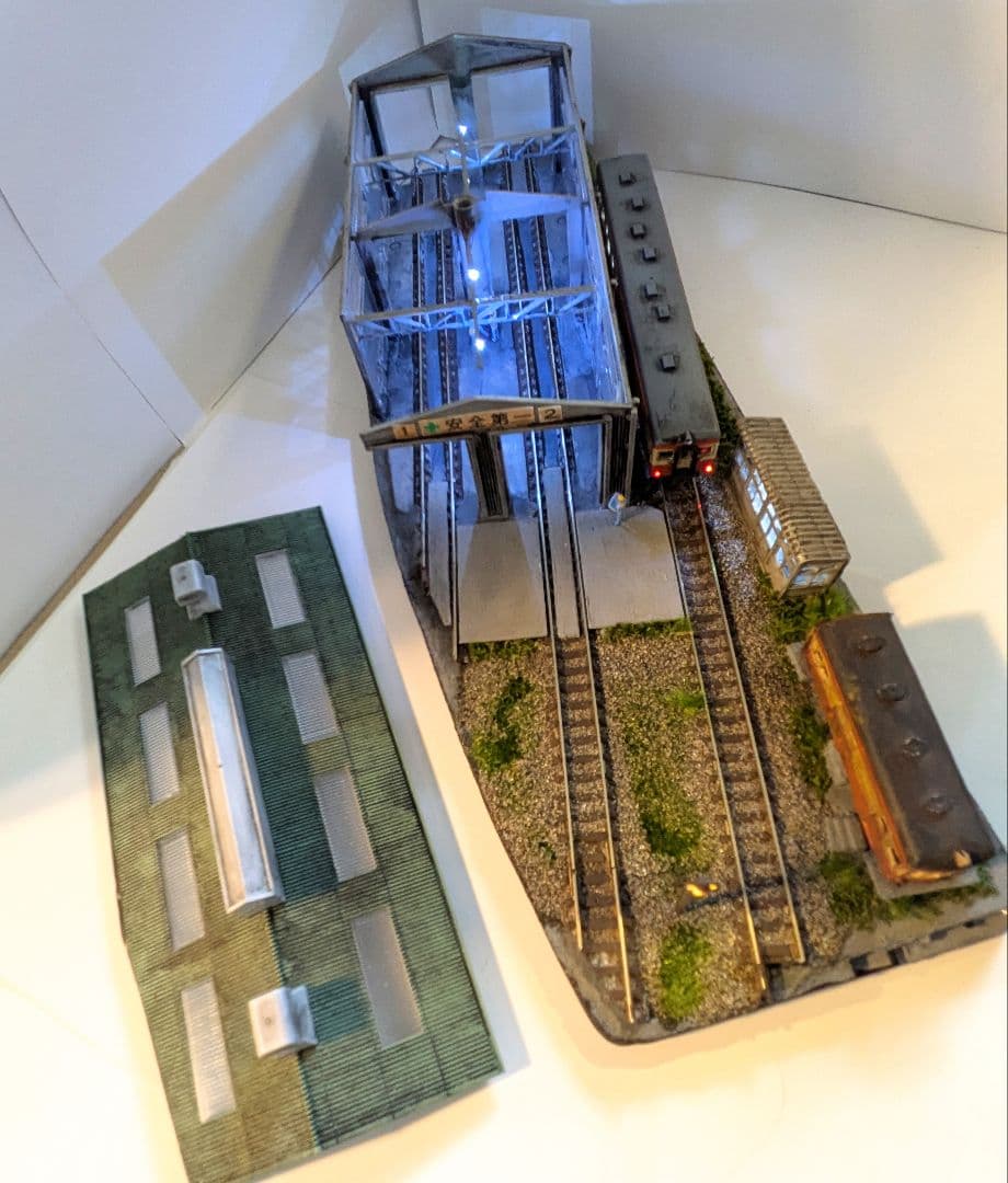 E*O様 Ｎゲージ・ジオラマ展示台【ディーゼル機関庫】※車両付き