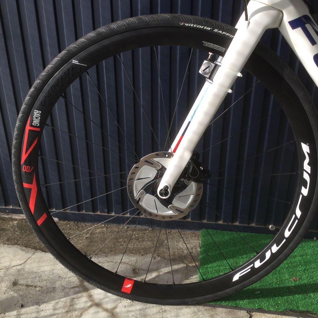 FOCUS ロードバイク ホワイト フルクラムホイール　引き取り限定