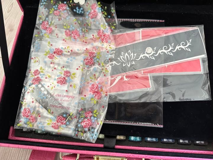 ボディージュエリー【美品グリッター65色＋ステンシルシール＋筆＋リムーバーセット