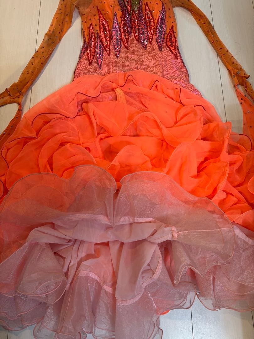 ダンスドレス　　オレンジ　　スパンコール装飾