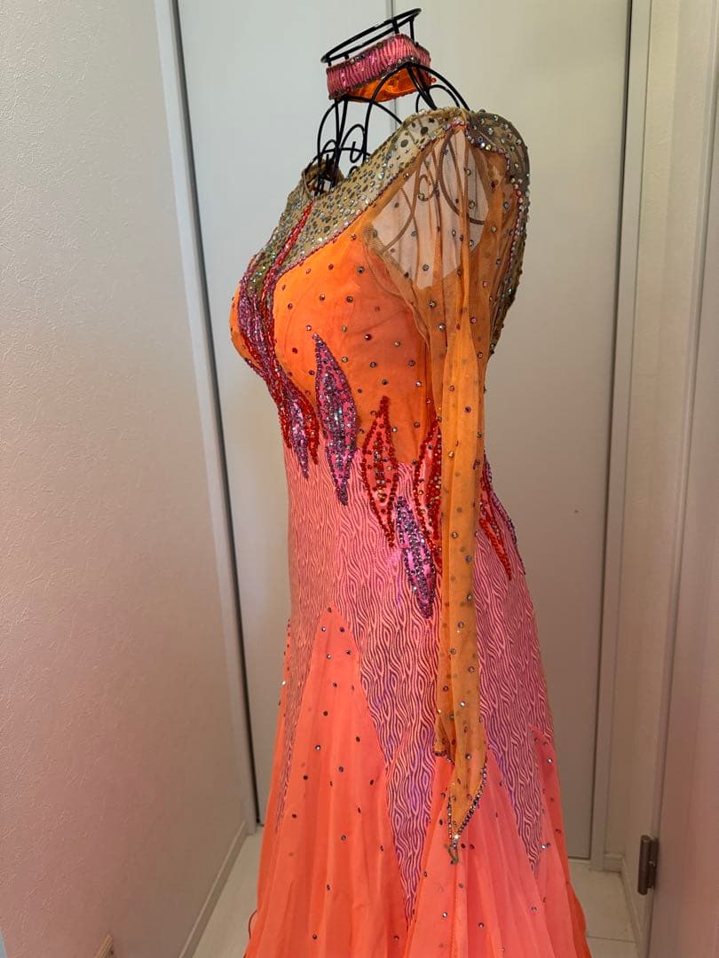 ダンスドレス　　オレンジ　　スパンコール装飾