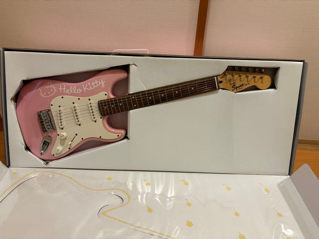 q*a様 Hello Kitty mini guitar Squier by F