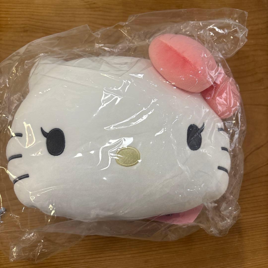 ハローキティxジス コラボ リバース ネックピロー jisoo 枕