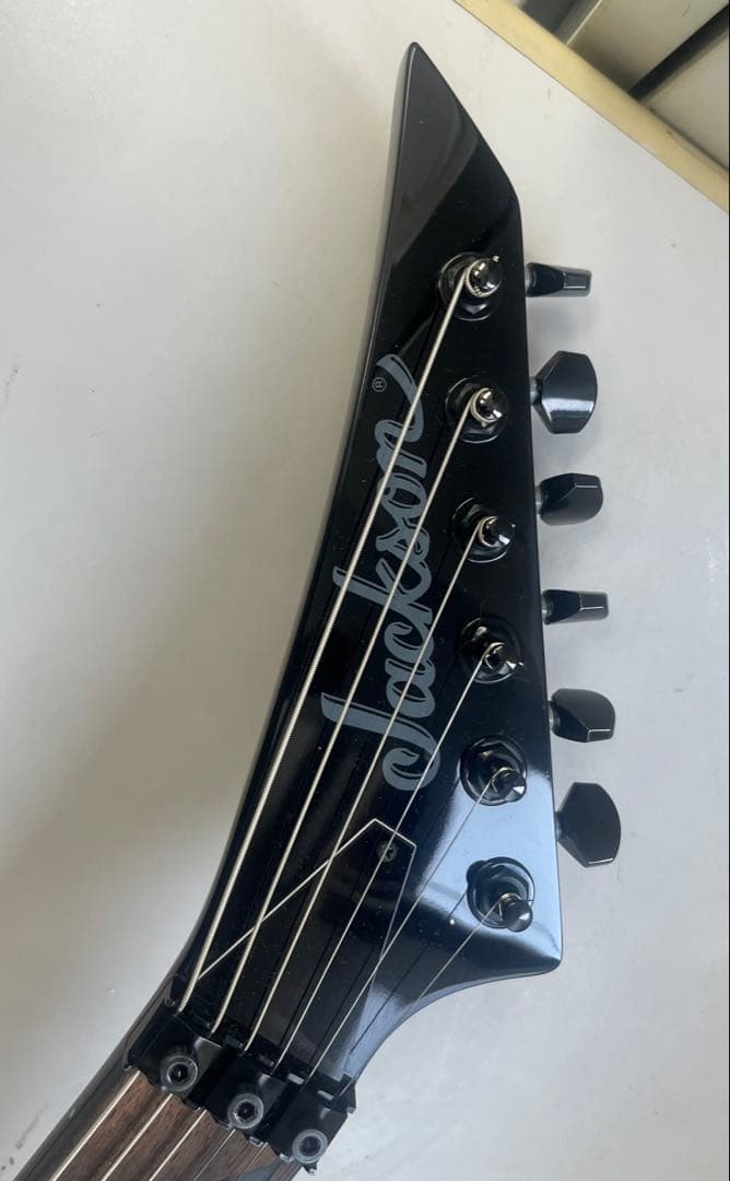 Jackson V型エレキギター ブラック リバースヘッド