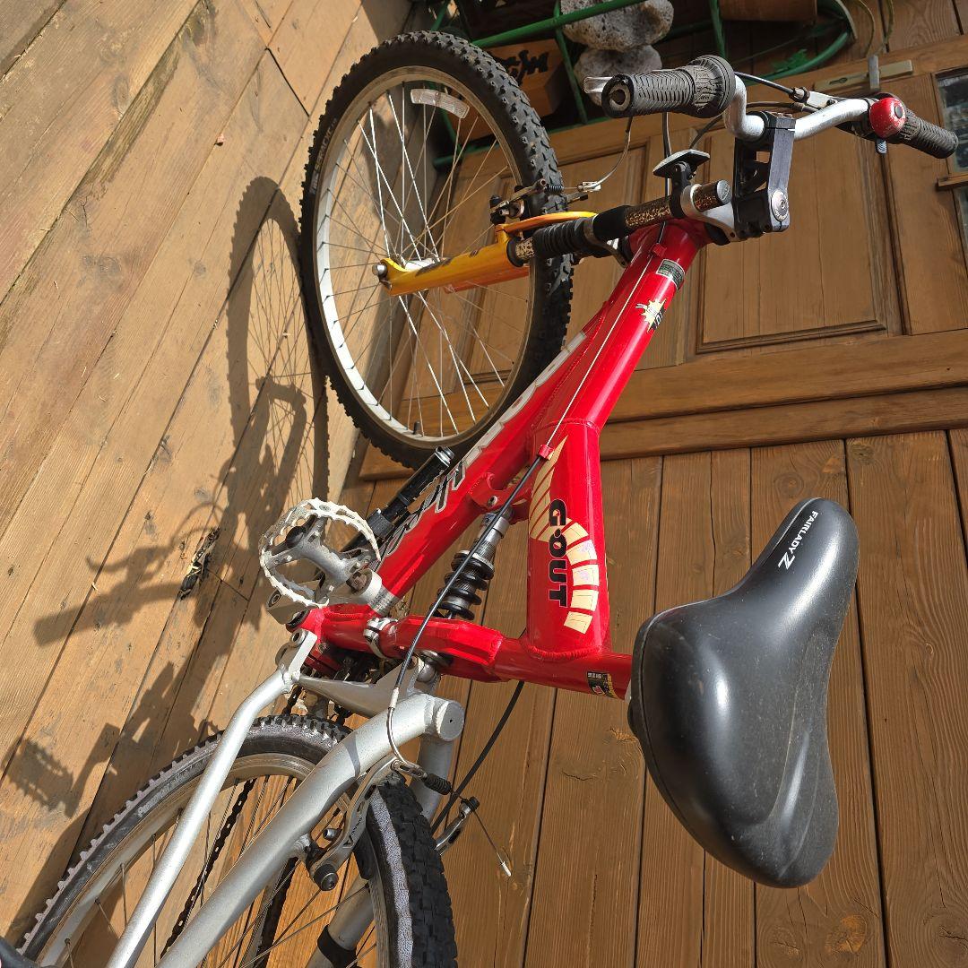 赤いマウンテンバイク