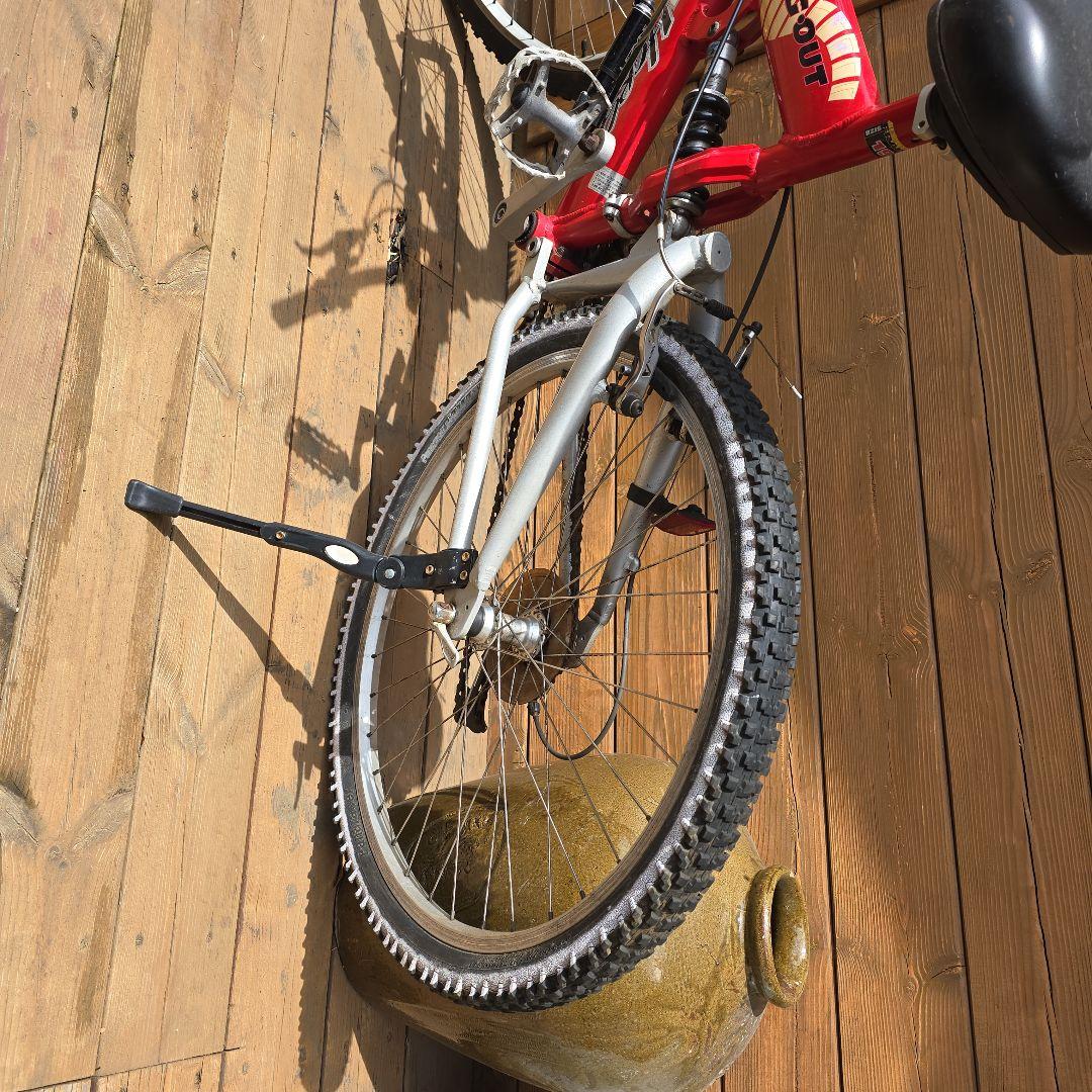 赤いマウンテンバイク