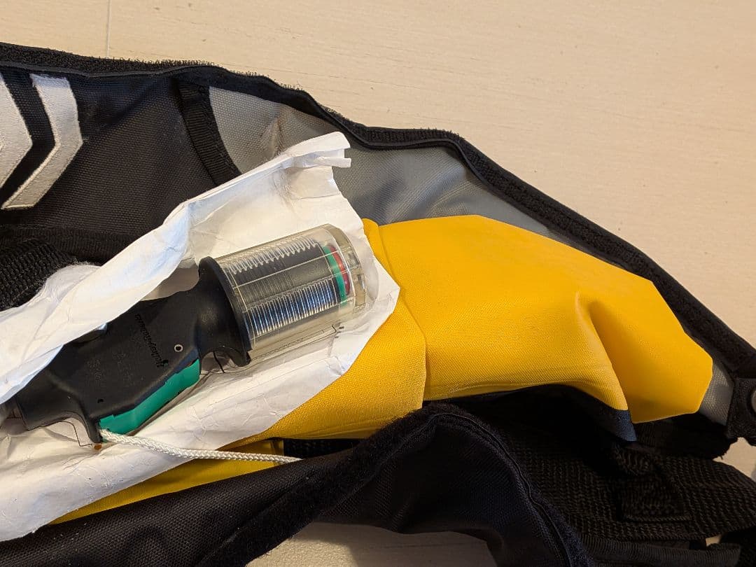 Daiwa ダイワ ライフジャケット 腰巻きタイプ 黒/グレー 自動膨張式