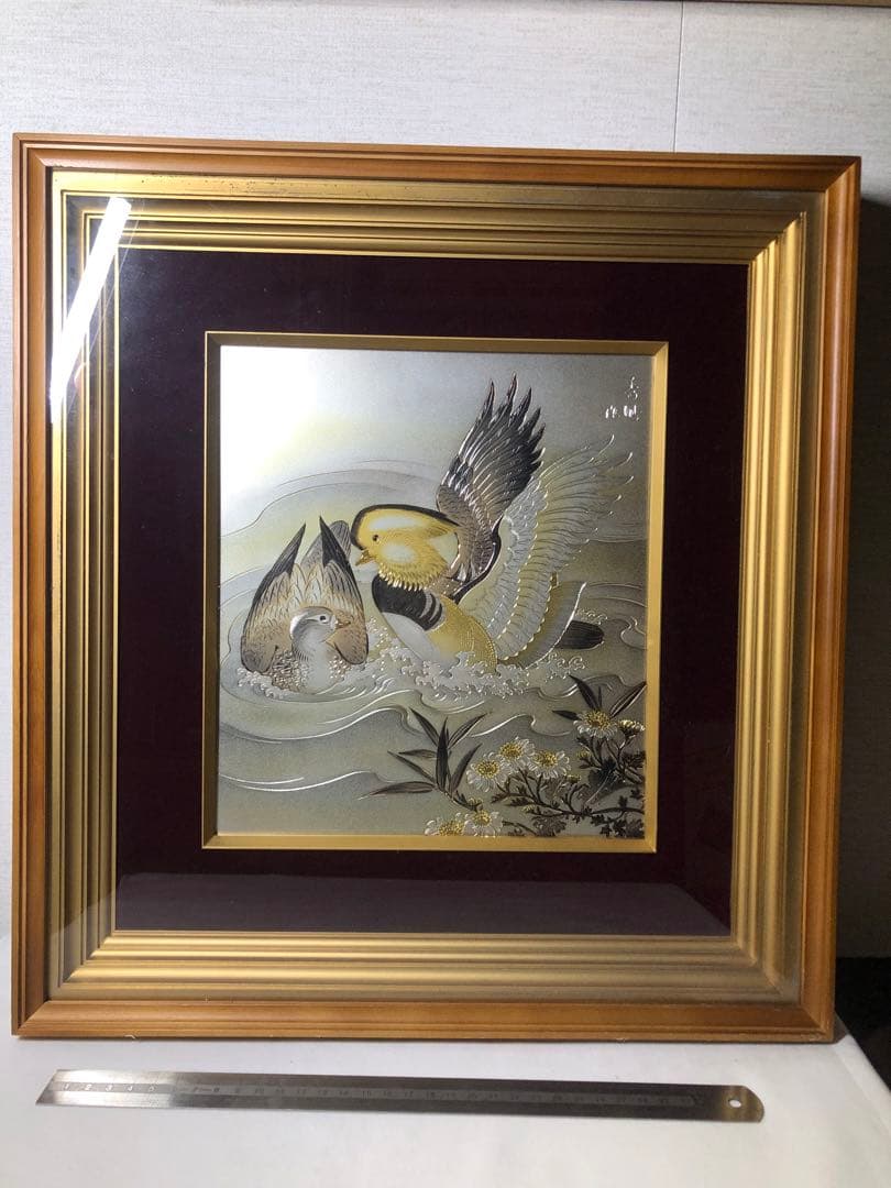 鴛鴦彫金板額飾。美品。秀鳳作。昭和-平成時代。精緻。自家藏出。