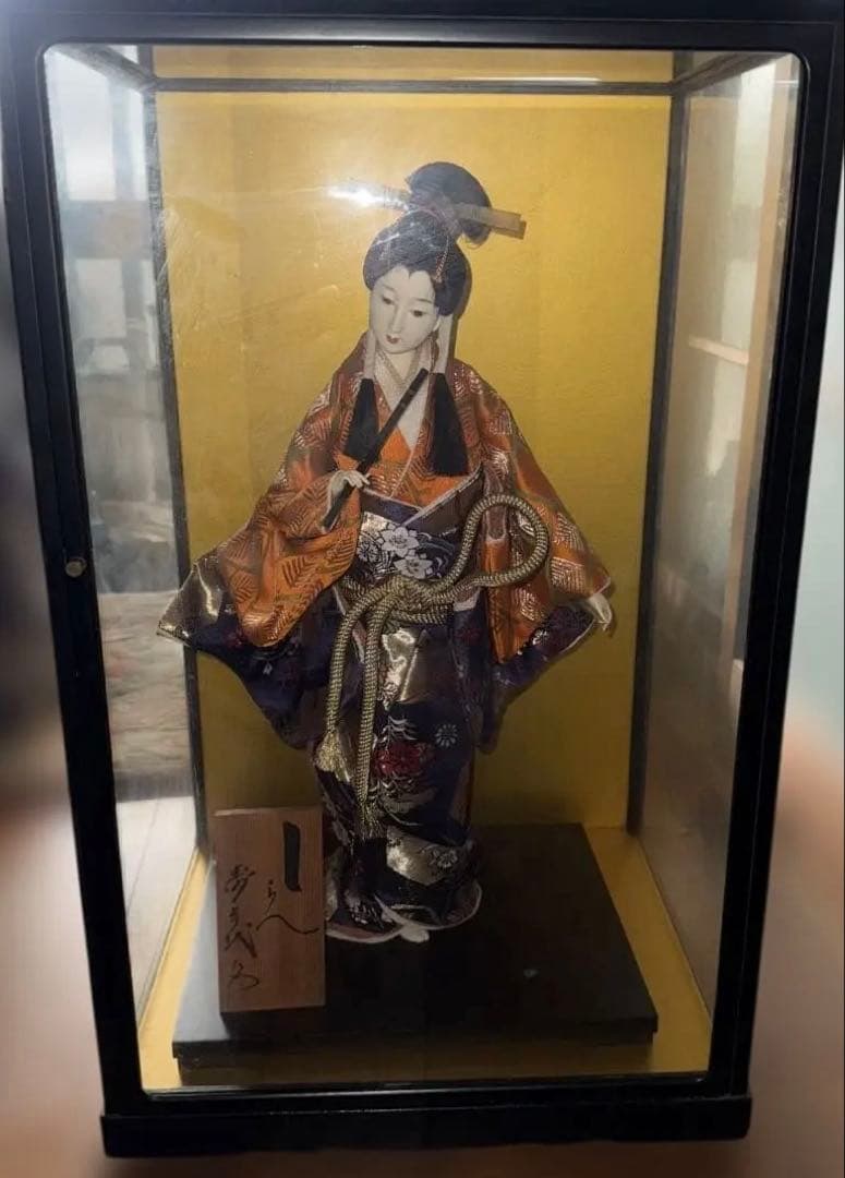 日本人形 伝統的な和服