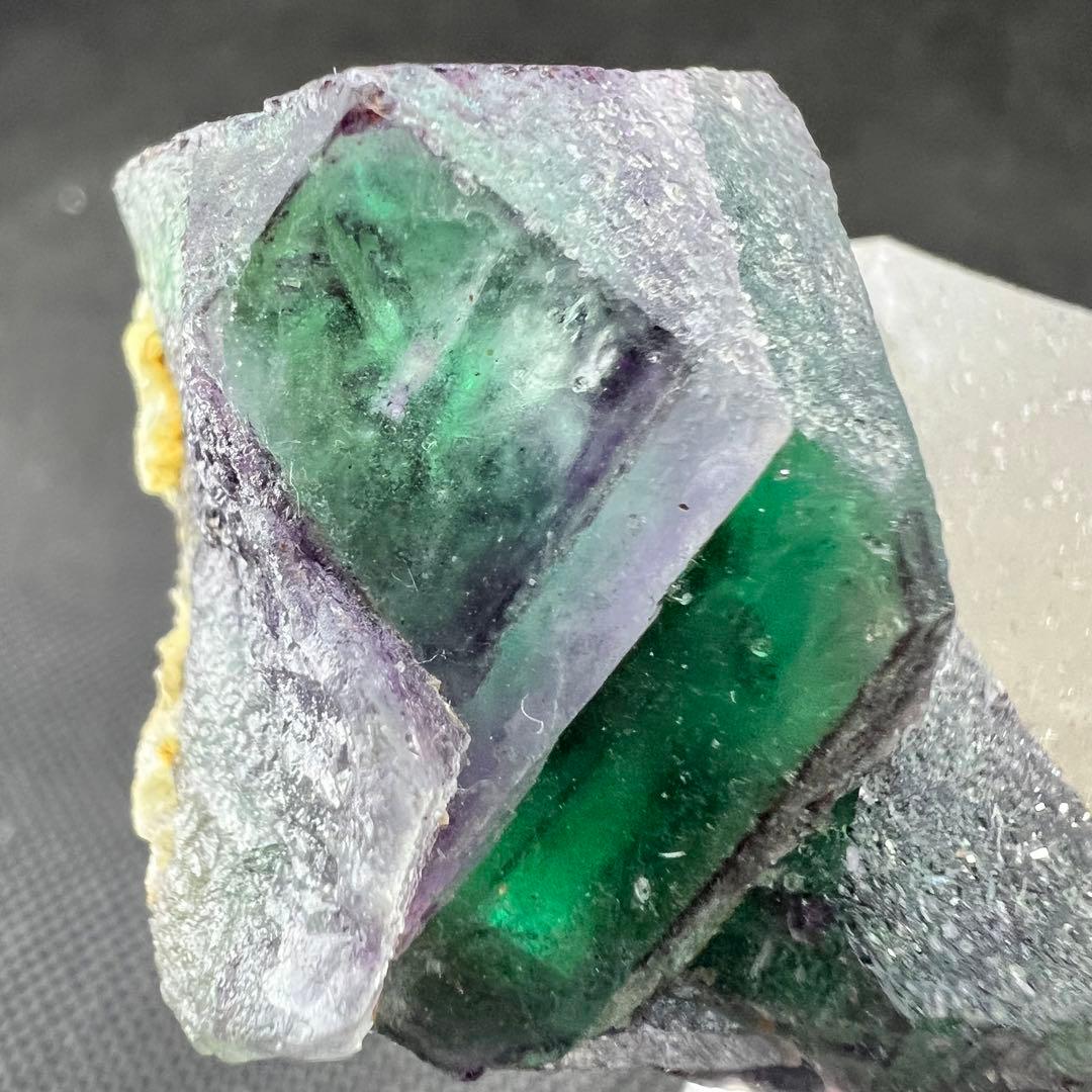 ナミビア　エロンゴ産　クォーツ共生フローライト　キャビネットサイズ