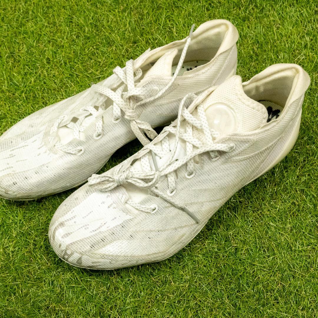 adidas ホワイト スパイクシューズ