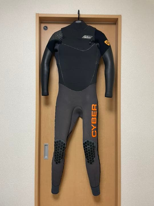 ウェットスーツ　ブランド　CYBER