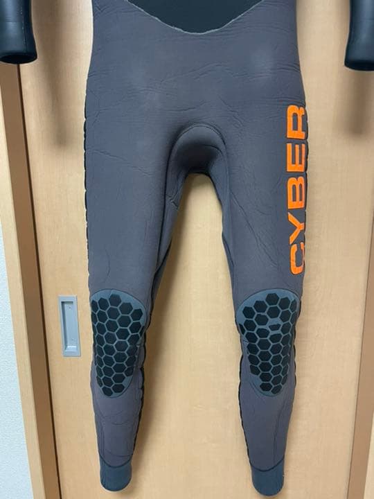 ウェットスーツ　ブランド　CYBER