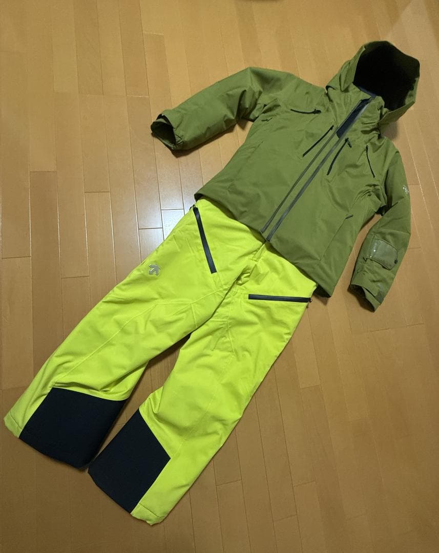 美品 デサント スキーウエアー ジャケット ＆ ビブ パンツ DESCENTE