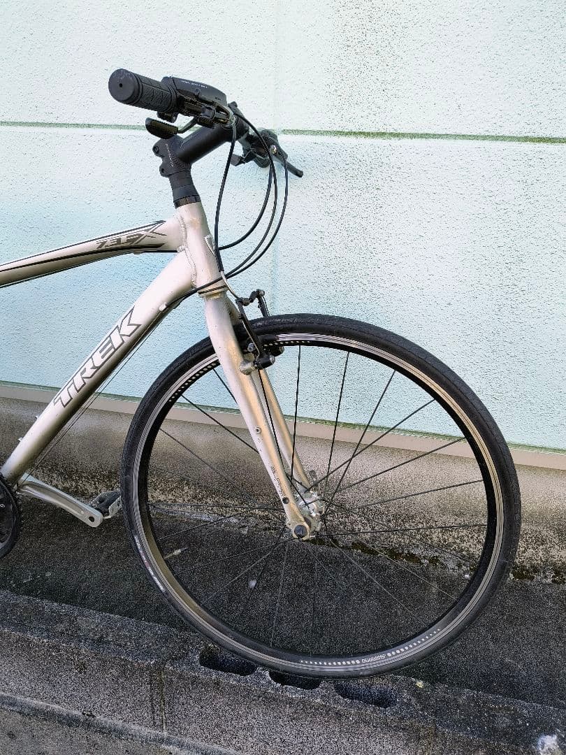 Trek7.3FXクロスバイク白700X28CサイズS位走る曲がる止まる問題無し