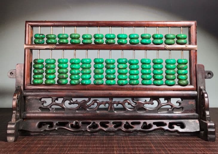 骨董品、梨の木枠、緑の松石のそろばん、屏風の置物、