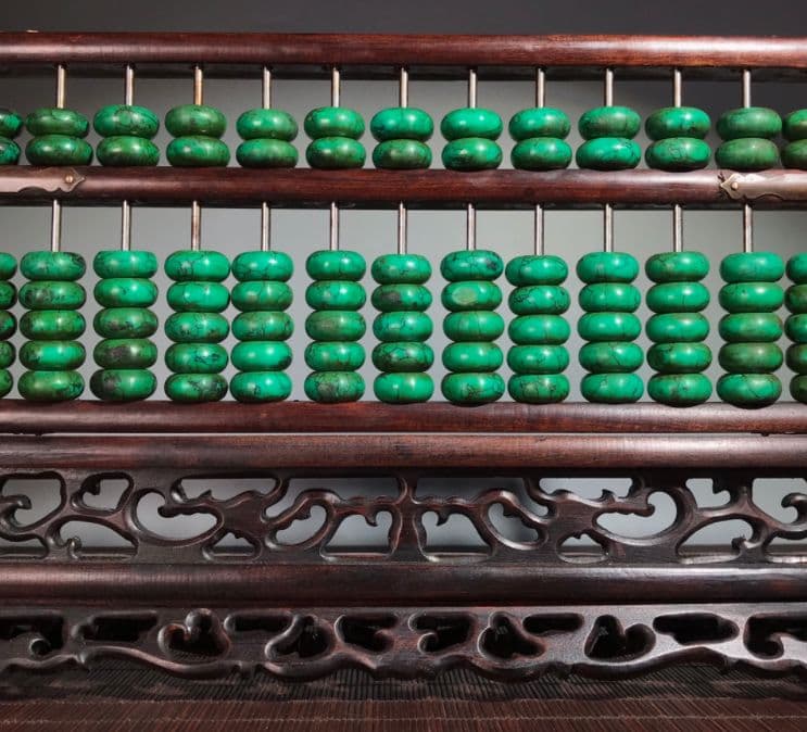 骨董品、梨の木枠、緑の松石のそろばん、屏風の置物、