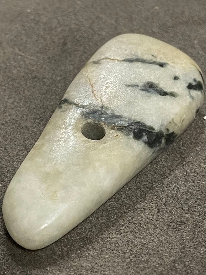 縄文時代　糸魚川翡翠大珠　出土品