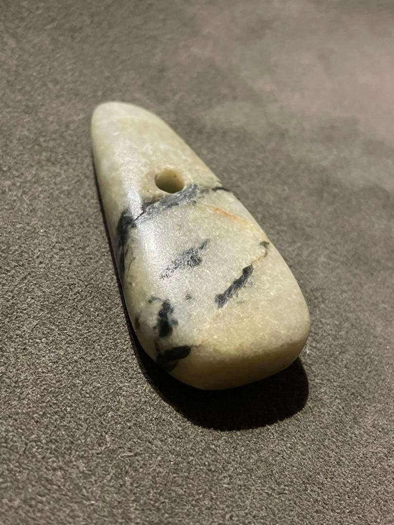 縄文時代　糸魚川翡翠大珠　出土品