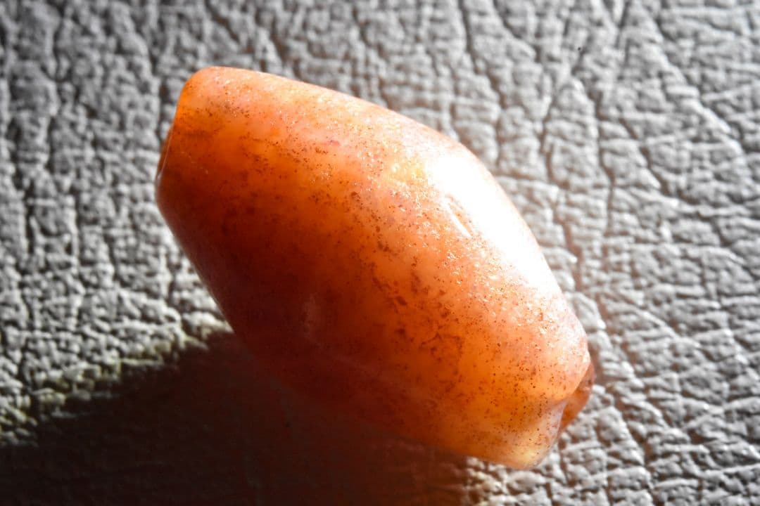 ★1000年以上前 インダス地域出土 全面ブラッドスポット入りカーネリアンビーズ