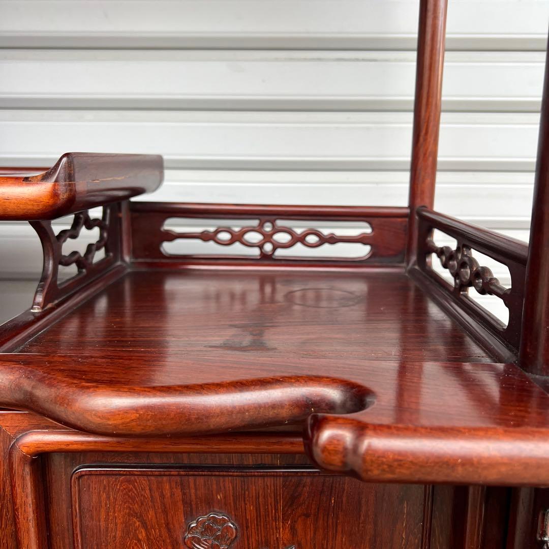 高級材・花梨（カリン）製】 美しい彫刻の和風茶棚・飾り棚　1947年製