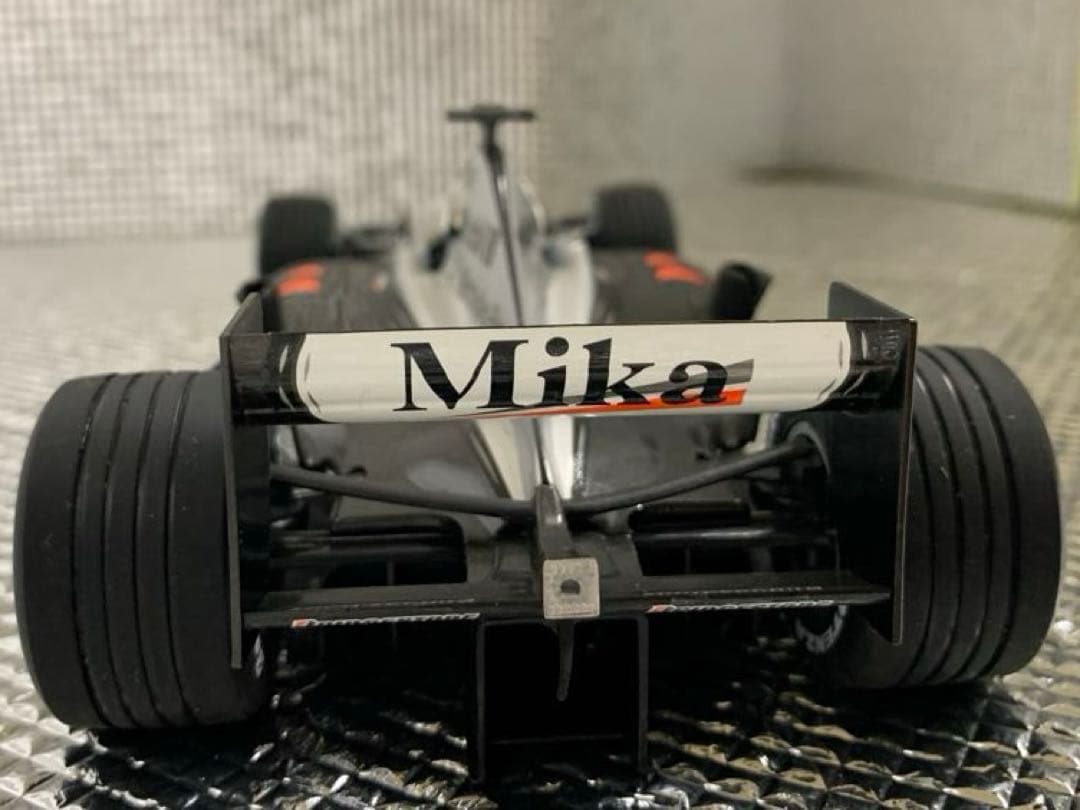 【ミニチャンプス　マクラーレン　メルセデス　MP4-16 2001年　1/18】