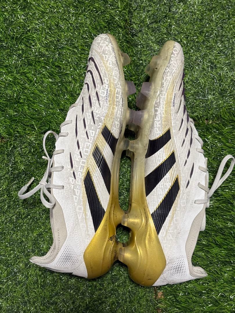 サッカーシューズ・スパイク ホワイト/ブラック/ゴールド