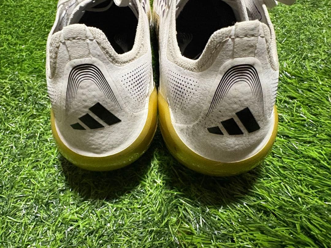 サッカーシューズ・スパイク ホワイト/ブラック/ゴールド