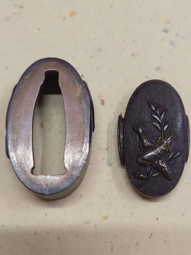 縁頭、赤銅魚子地に魚図