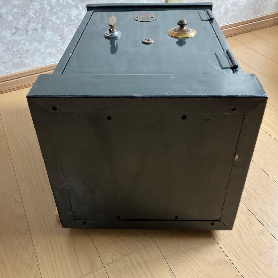 昭和レトロな中型金庫（グリーン色／高４５、幅３１、奥２８㌢／重約２７㌕）