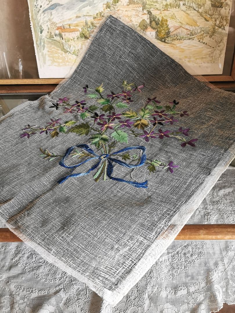 アンティークフランス 紫小花 スミレの花束刺繍 ブルーリボン シルク生地作品