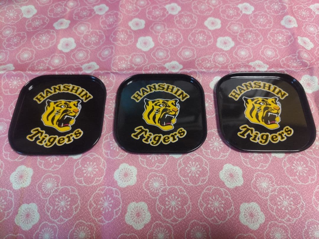阪神タイガースミニ四駆、灰皿、アルミコースター、オマケで2003優勝記念メダル