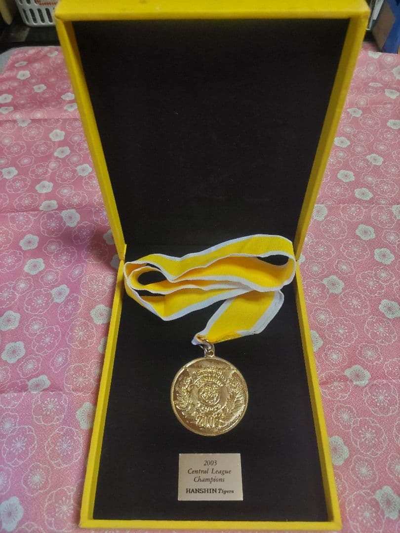 阪神タイガースミニ四駆、灰皿、アルミコースター、オマケで2003優勝記念メダル
