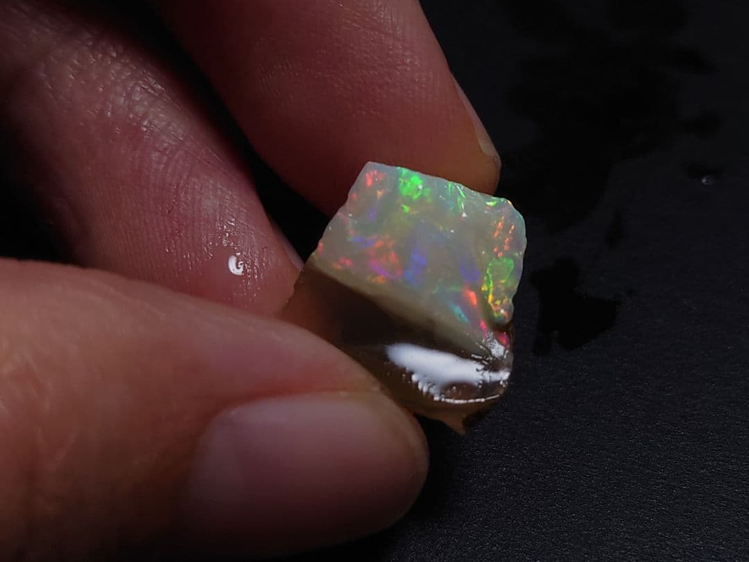 エチオピアオパール　ウェロ産　原石　乳白色　虹　鉱物標本　チョーク
