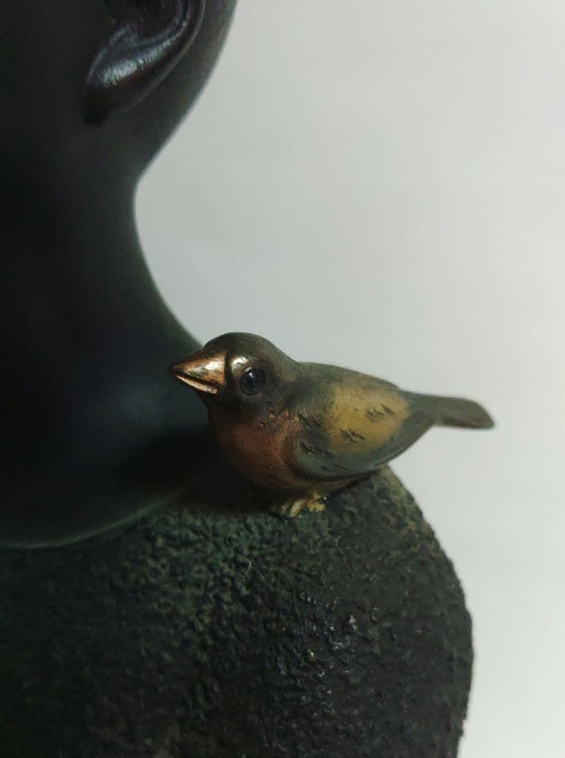 金工師　 板保次作　少女像　ブロンズ　 銅製 「おすまし」 25cm 大理石台