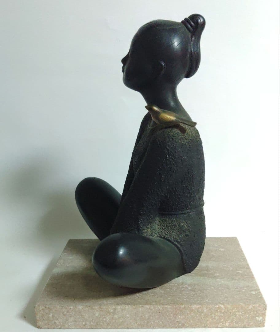 金工師　 板保次作　少女像　ブロンズ　 銅製 「おすまし」 25cm 大理石台