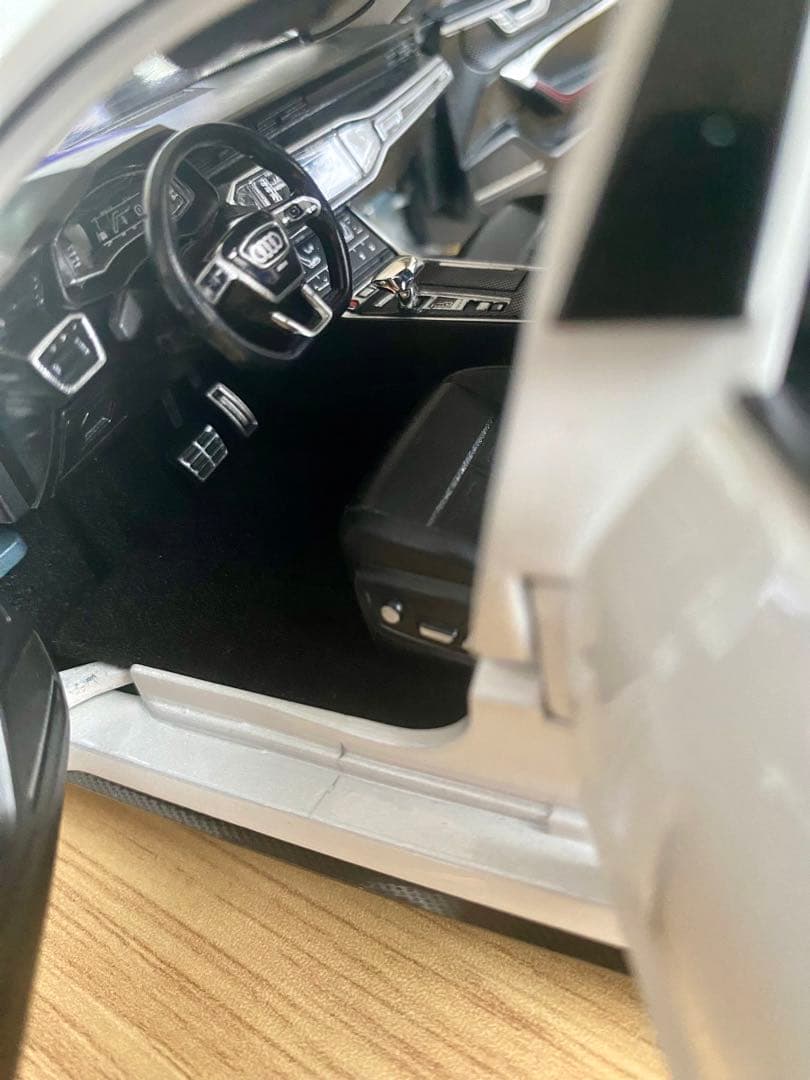 1/18 Audi 合金製ミニカー LED点灯 サウンド 鍵付