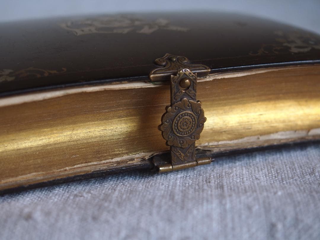 ミサ典礼書 白蝶貝象嵌と金彩装飾の古い本 留め金付きのカトリック祈祷書/K370