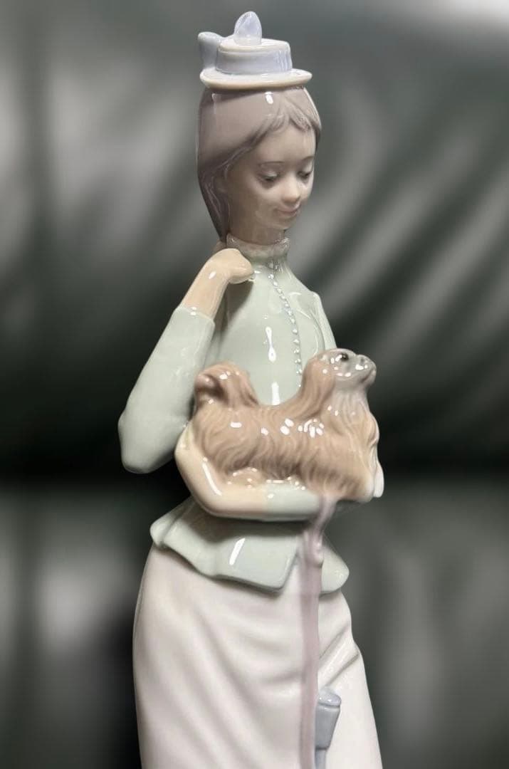 リャドロLLADROの大型陶器　仔犬を抱く貴婦人