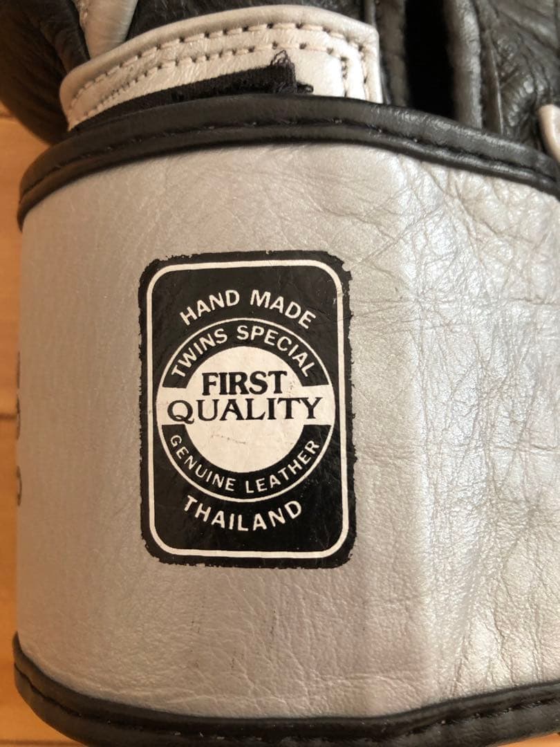 本革レザーTWINS【ツインズ】キックボクシングムエタイグローブ 黒/銀8オンス