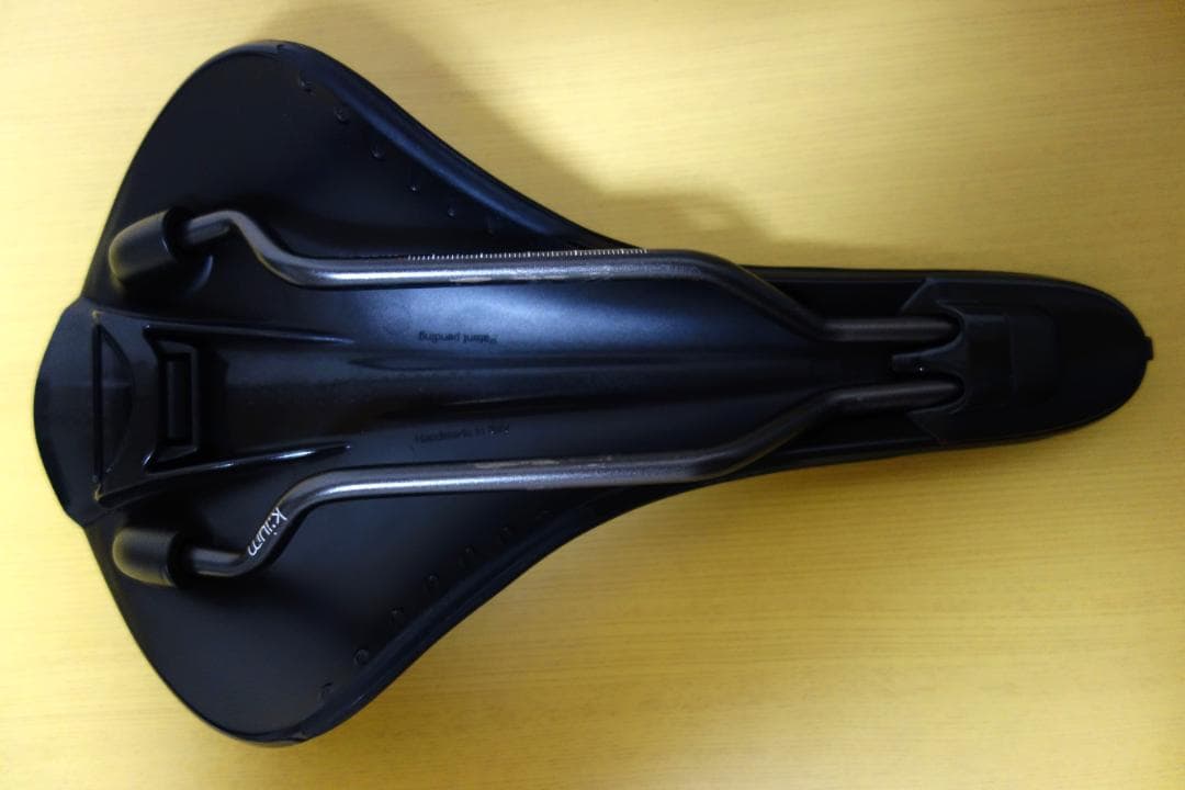 fi'zi:k フィジーク アリアンテ サドル 152mm