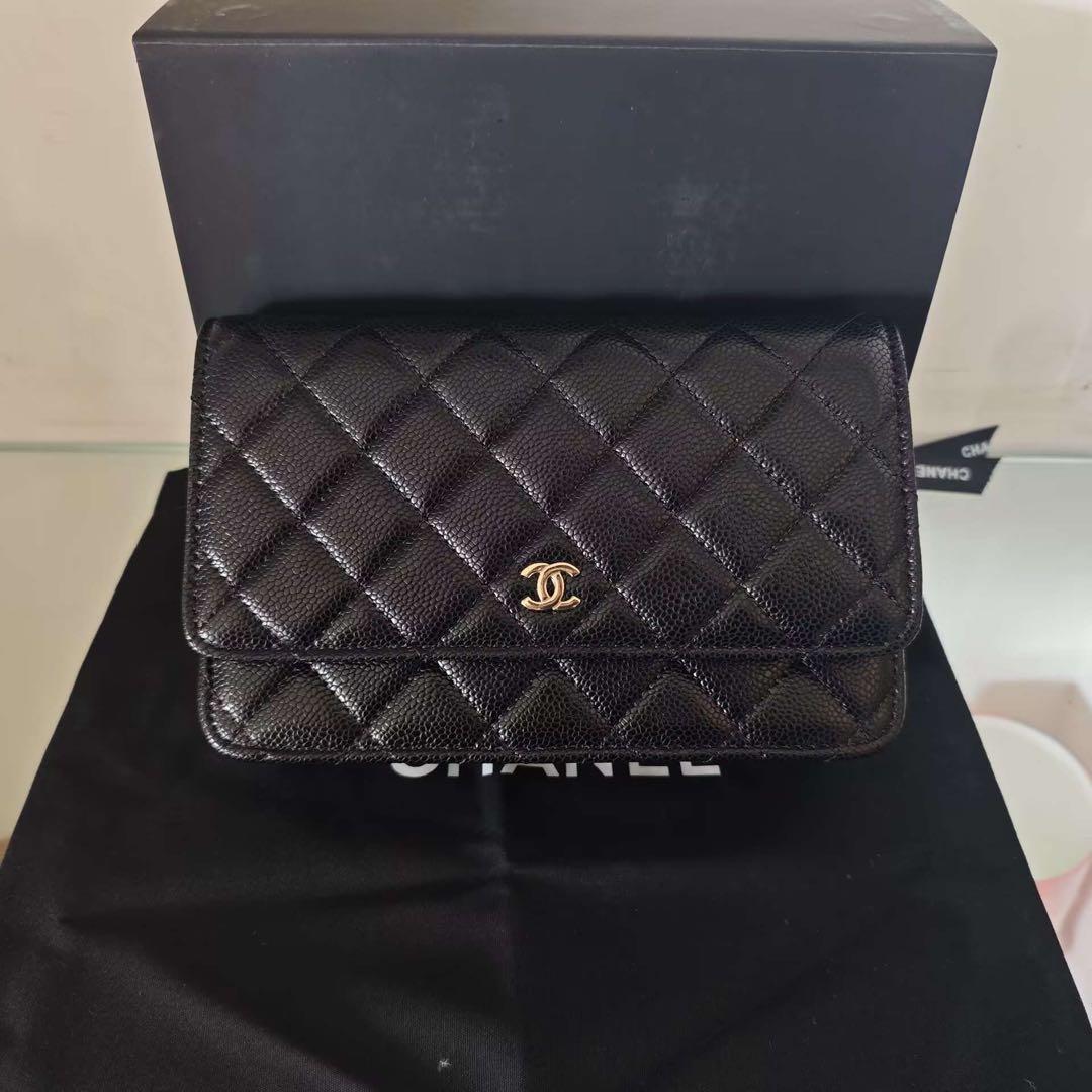 ブラックのキルティングデザイン、ゴールドチェーンのショルダーバッグ