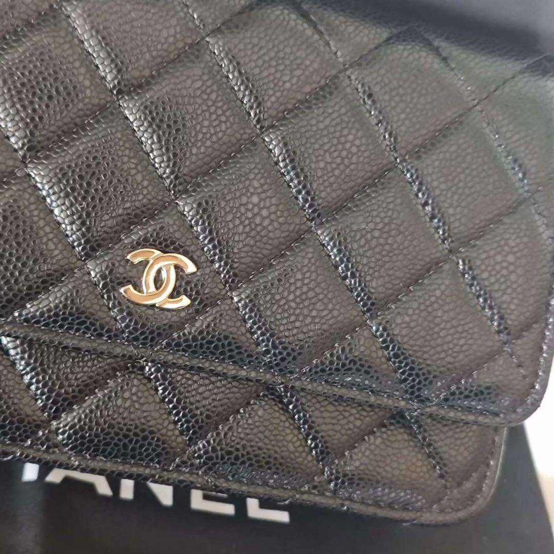 ブラックのキルティングデザイン、ゴールドチェーンのショルダーバッグ