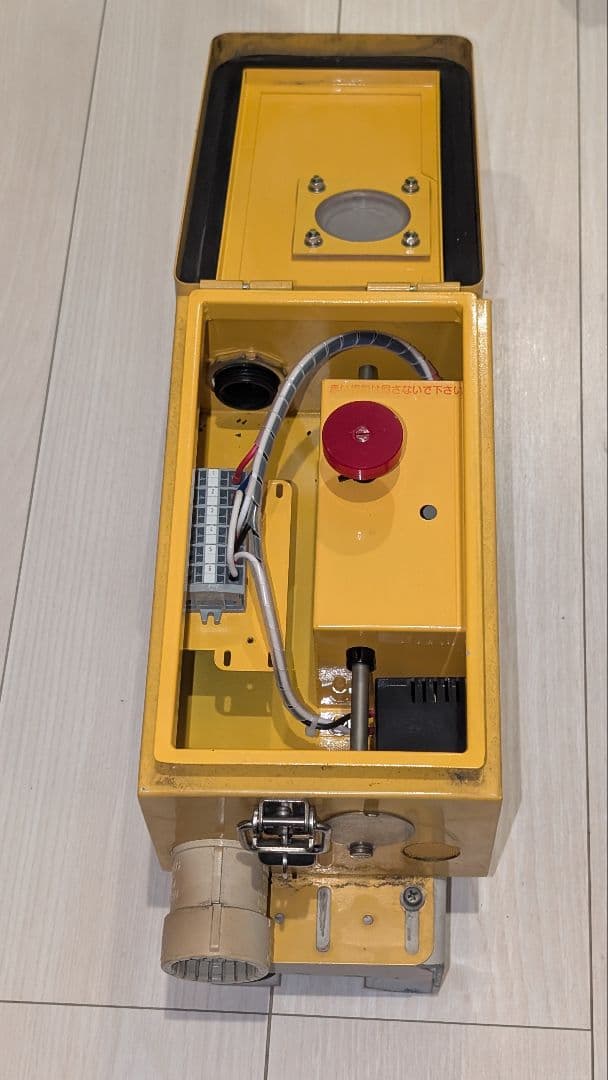 非常ボタン　黄色　電車非常停止ボタン