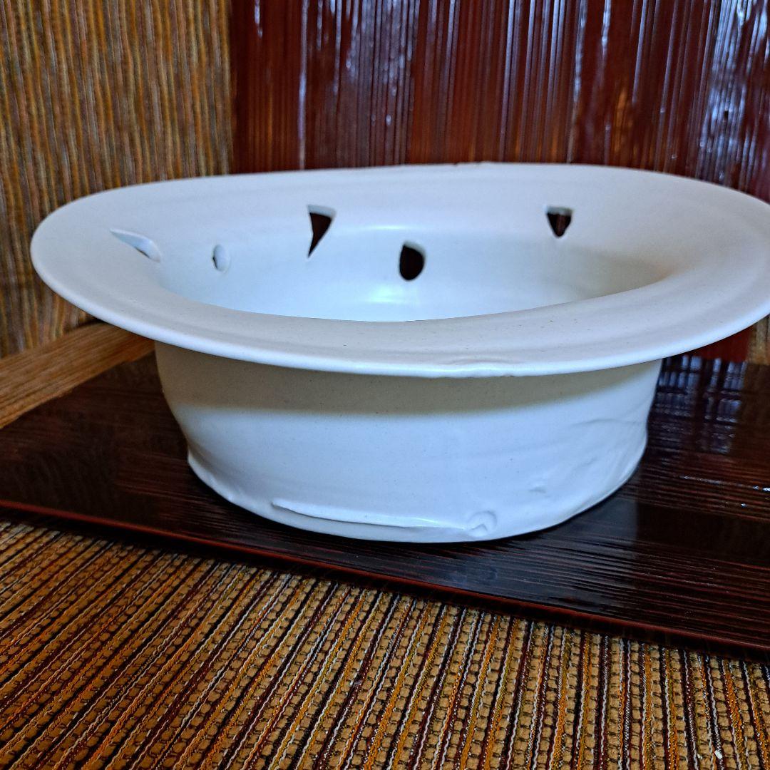 黒田泰蔵の白い白磁の穴あき鉢