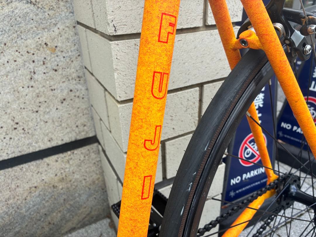 2025年モデルFUJI フェザーマッドオレンジ　カスタムピストバイク560mm