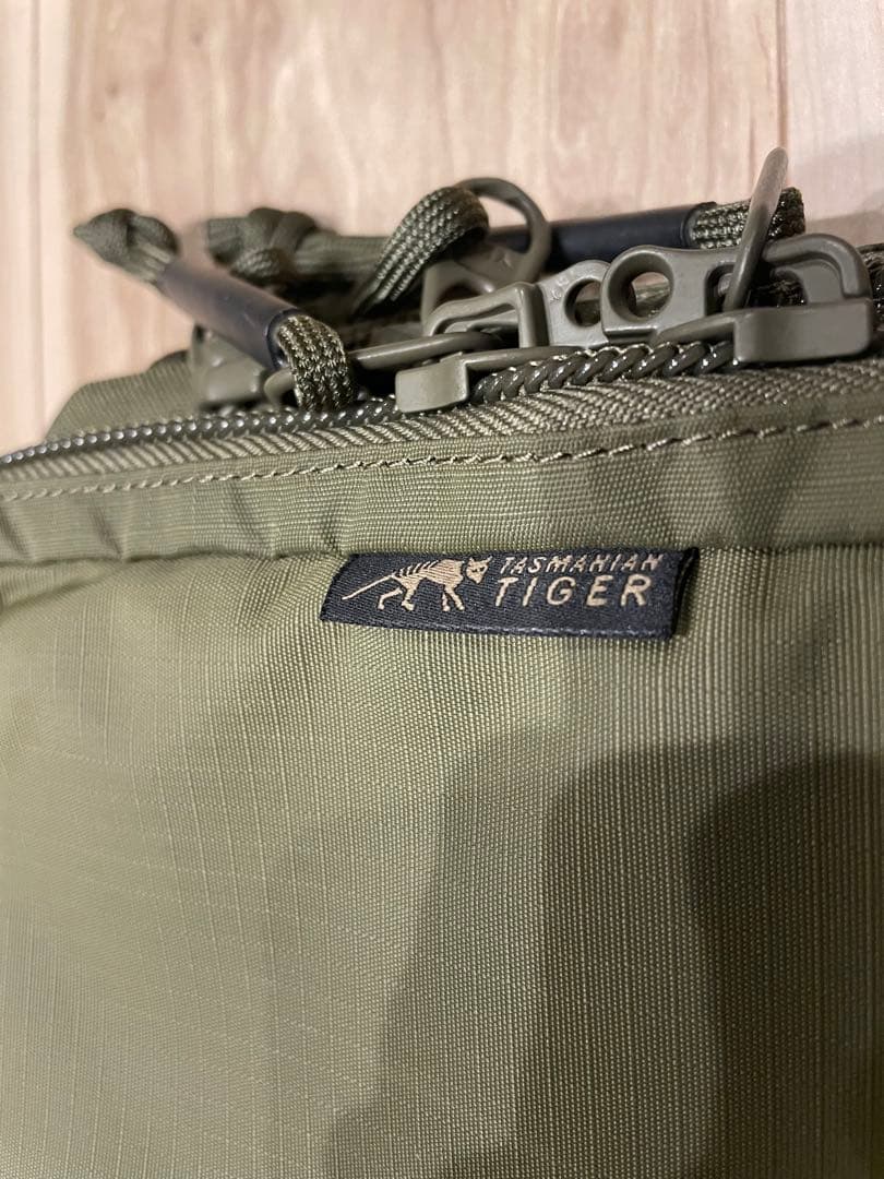 新品✨国内入手困難】タスマニアンタイガー　ショルダーバッグ オリーブ PCケース